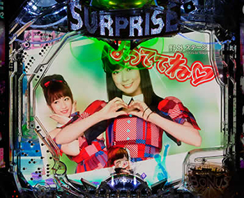 赤文字＆背景に高橋みなみ