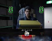 背後を人形が歩く